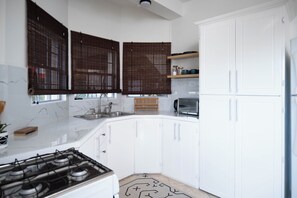 Fridge, microwave, oven, stovetop - A cozy one-bedroom haven designed for restful stays and effortless island living (Gros Islet)