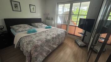 2 bedrooms, iron/ironing board, free WiFi, bed sheets