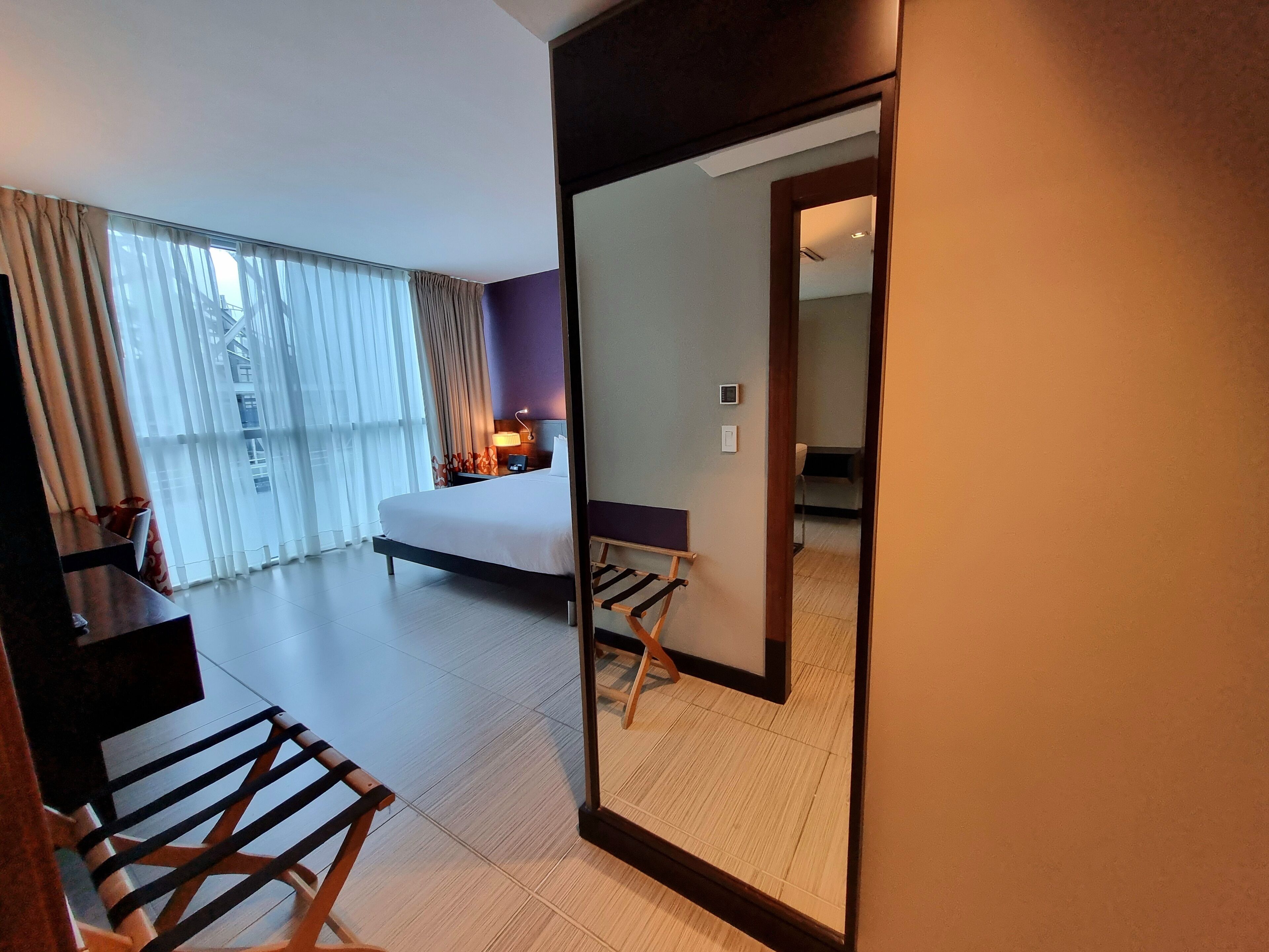 1 chambre, bureau, fer et planche à repasser, Wi-Fi