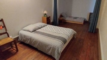 3 chambres, fer et planche à repasser, Wi-Fi, draps fournis