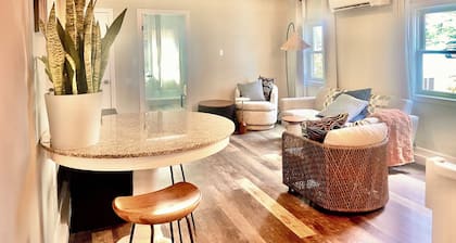 Cottage on Lake Attitash with AC, WiFi, parking - 2 guests max