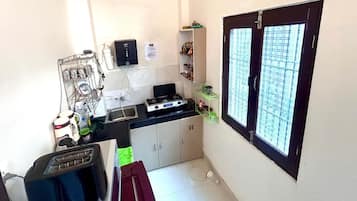 Deluxe Double Room | Shared kitchen facilities | Cookware/dishes/utensils