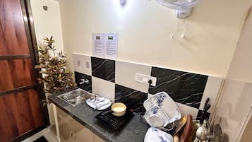 Luxury Triple Room | Private kitchen | Cookware/dishes/utensils