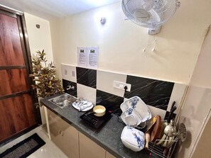 Luxury Triple Room | Private kitchen | Cookware/dishes/utensils