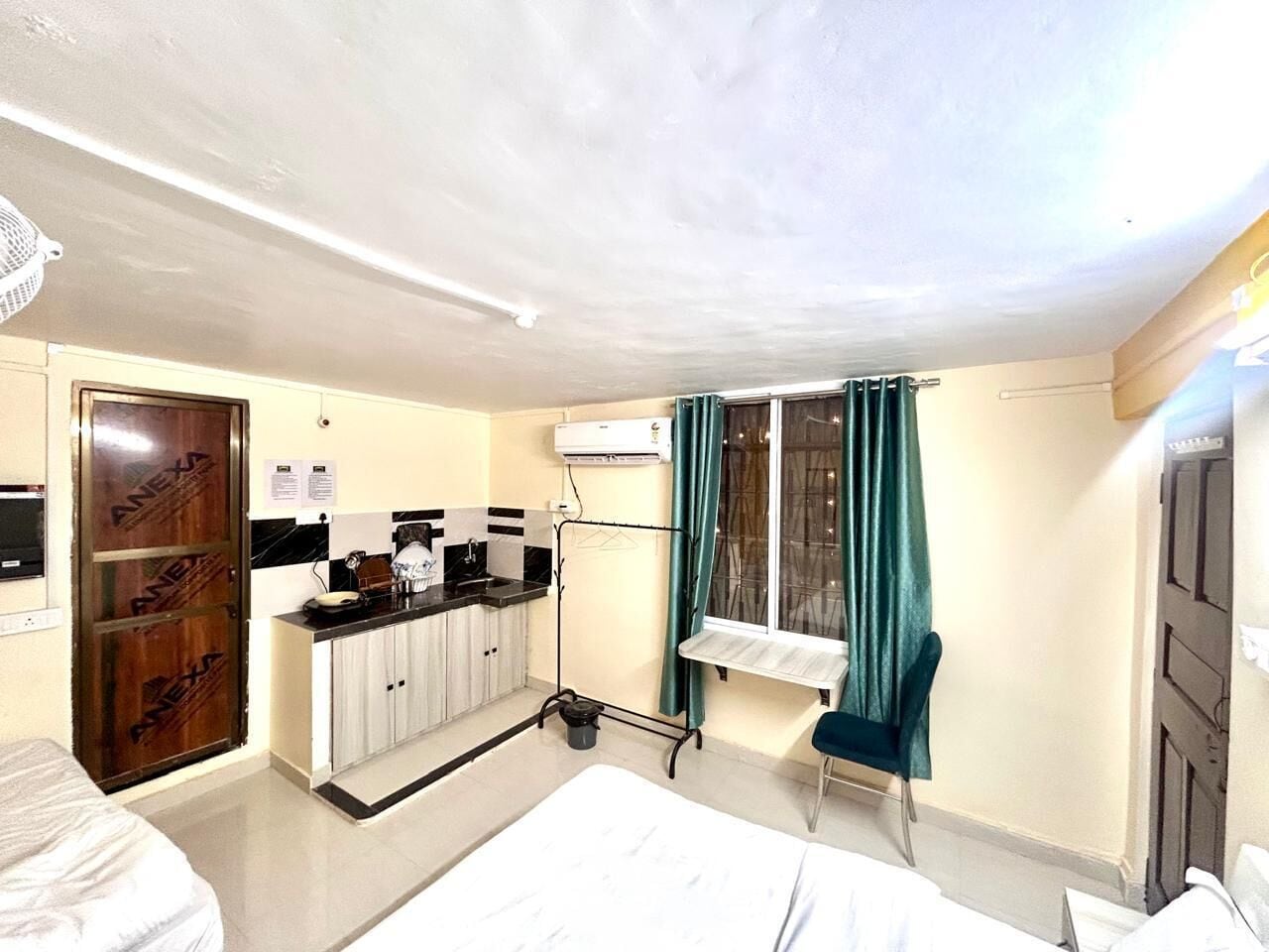 Luxury Triple Room | Desk, laptop workspace, free WiFi, bed sheets