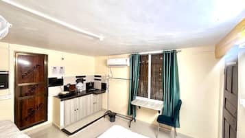 Luxury Triple Room | Desk, laptop workspace, free WiFi, bed sheets
