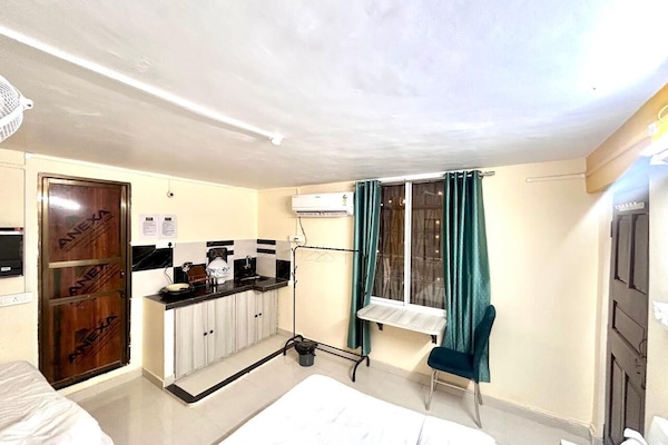 Luxury Triple Room | Desk, laptop workspace, free WiFi, bed sheets
