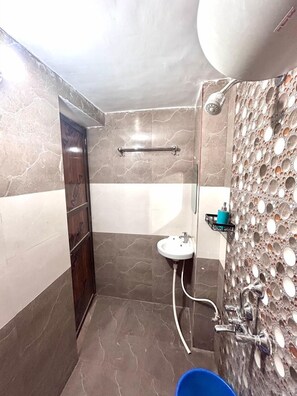 Habitación triple de lujo | Baño | Ducha, artículos de higiene personal gratuitos y toallas