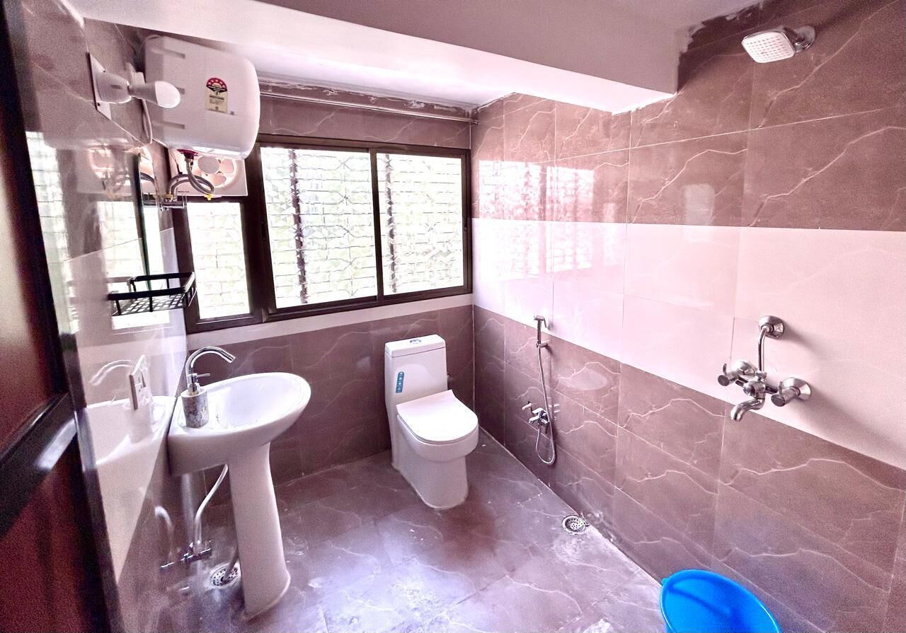 Un baño con lavamanos, inodoro y ducha.