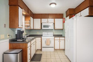 Four à micro-ondes, un four, surface de cuisson, lave-vaisselle