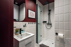 Comfort-Apartment, Stadtblick | Badezimmer | Kostenlose Toilettenartikel, Haartrockner, Handtücher, Seife