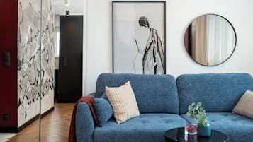 Comfort-Apartment, Stadtblick | Wohnzimmer | 50-Zoll-Smart-TV mit Kabelempfang, Netflix, Streaming-Dienste