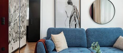 Apartament Comfort, vistes a la ciutat | Sala d'estar | Televisor intel·ligent de 50 polzades amb canals per cable i Netflix