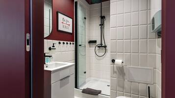 Comfort-Apartment, Stadtblick | Badezimmer | Kostenlose Toilettenartikel, Haartrockner, Handtücher, Seife