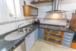 Een koelkast, een magnetron, een oven, een vaatwasser