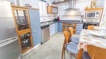 Een koelkast, een magnetron, een oven, een vaatwasser