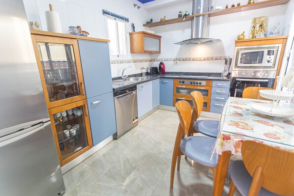 Frigorifero, microonde, forno, lavastoviglie