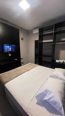 Suite | Soundproofing, iron/ironing board, free WiFi