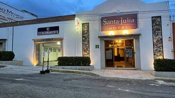 Vista frontal de la propiedad