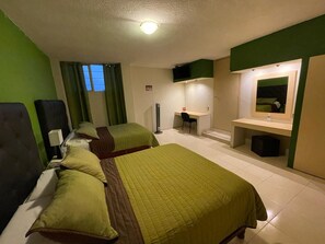 Familien-Doppelzimmer | Schreibtisch, laptopgeeigneter Arbeitsplatz, Bügeleisen/Bügelbrett