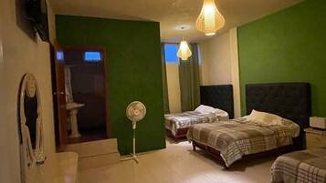 Habitación triple | Escritorio y espacio para trabajar con laptop