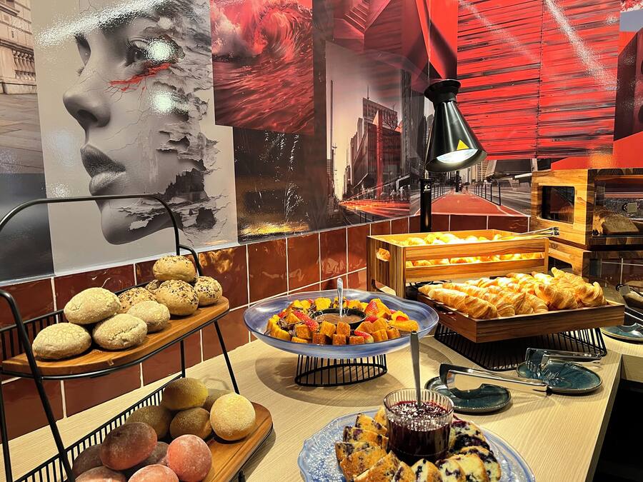 Un bufé de desayuno con diversos productos horneados y pasteles.