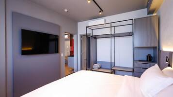 Familie tweepersoonskamer, uitzicht op stad | Een kluis op de kamer, een bureau, een laptopwerkplek