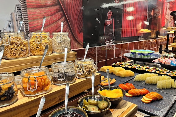 Café da manhã com buffet grátis todos os dias