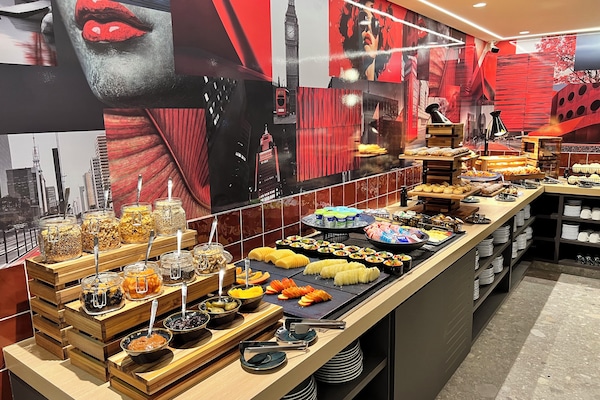 Café da manhã com buffet grátis todos os dias