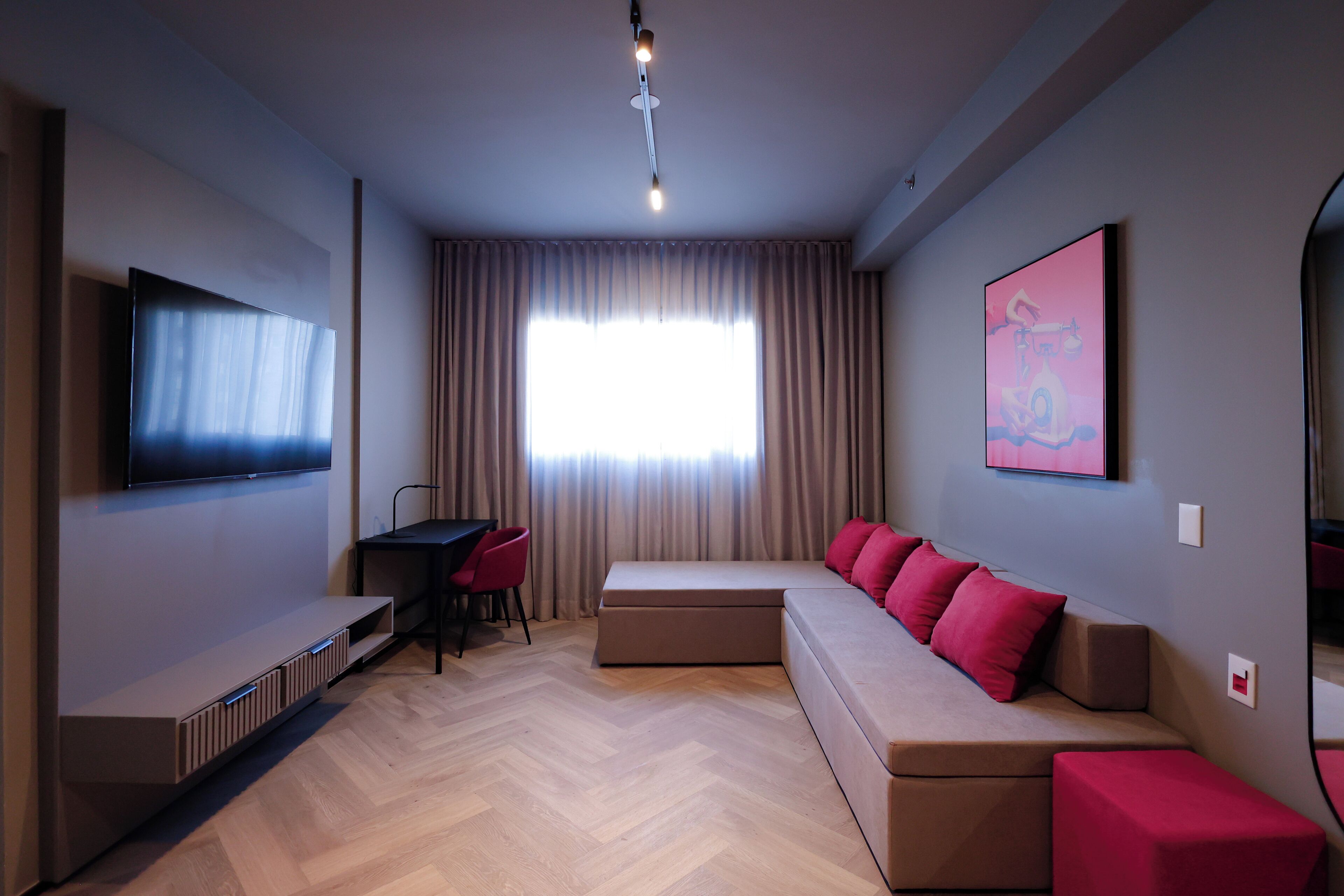 Quarto casal família, vista para a cidade | Área de estar | Smart TV 55 polegadas com canais via satélite