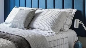 A bed with a blue headboard, white bedding, and a bedside table with a lamp. - Urban Home Stay - Santa Maria (Recife)