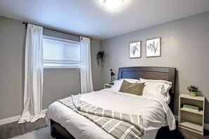 5 bedrooms, iron/ironing board, WiFi, bed sheets - Historical Highlands Home (edmonton)