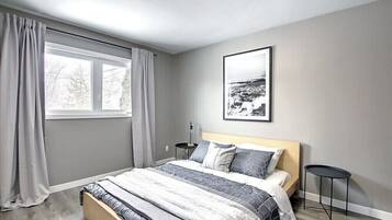 5 bedrooms, iron/ironing board, WiFi, bed sheets