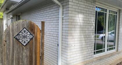 Cozy Basement Next to Mill Pond, Richmond Hill