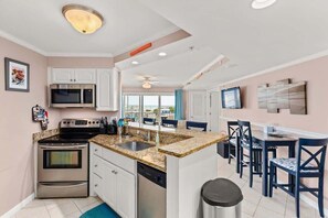 Jääkaappi, mikroaaltouuni, uuni, liesi