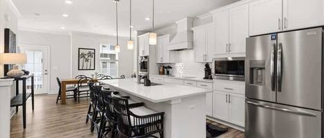 Refrigerador, microondas, horno, placa de cocina