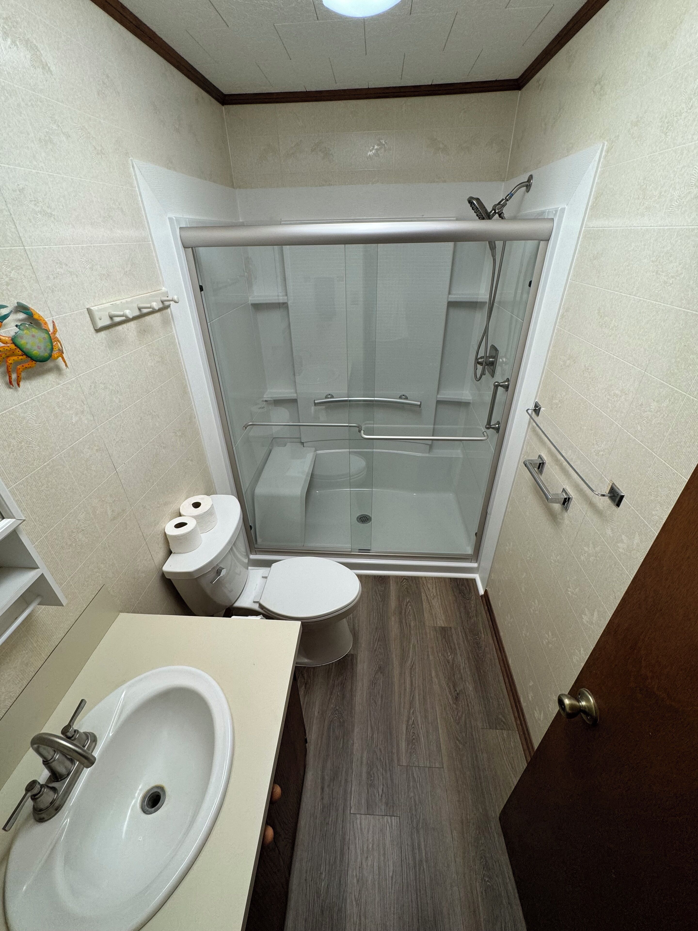 シャワー、タオル、トイレットペーパー