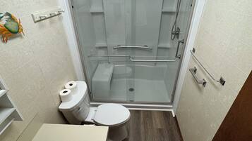 シャワー、タオル、トイレットペーパー