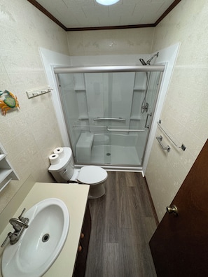 Regadera, toallas, papel de baño