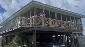 Ein zweistöckiges Gebäude mit einem Balkon und einer Flagge.
