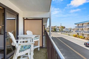 Outdoor dining - Sunchaser Shore Retreat (Ocean City)
