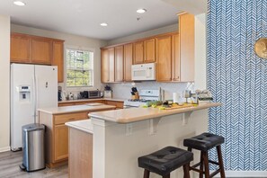 Geladeira, micro-ondas, fogão, cooktop