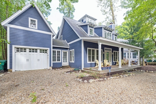 Oakwood Cottage,  Assn Pool, 1 mile to beach