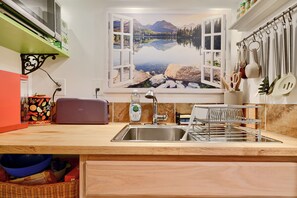 Réfrigérateur, micro-ondes, plaque de cuisson, cafetière/bouilloire