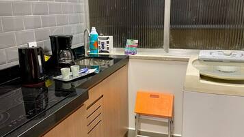 Geladeira, micro-ondas, cooktop, cafeteira/chaleira