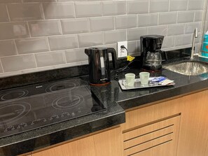 Refrigerador, microondas, parrilla de estufa y cafetera y tetera 