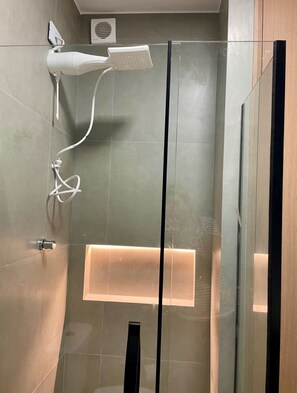 Douche, sèche-cheveux, bidet, serviettes fournies