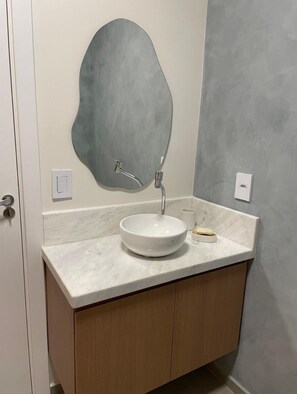 Regadera, secadora de cabello, bidet, toallas 