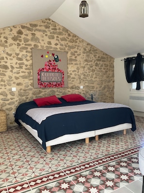 1 slaapkamer, een strijkplank/strijkijzer, wifi, beddengoed