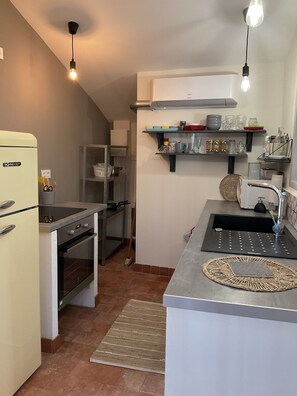 Een koelkast, een microgolfoven, een oven, een kookplaat